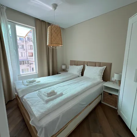 Lazur - 10min Walk To شقة